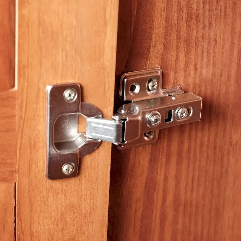 Armoire quatre portes en bois massif, avec poignées en métal ou en bois