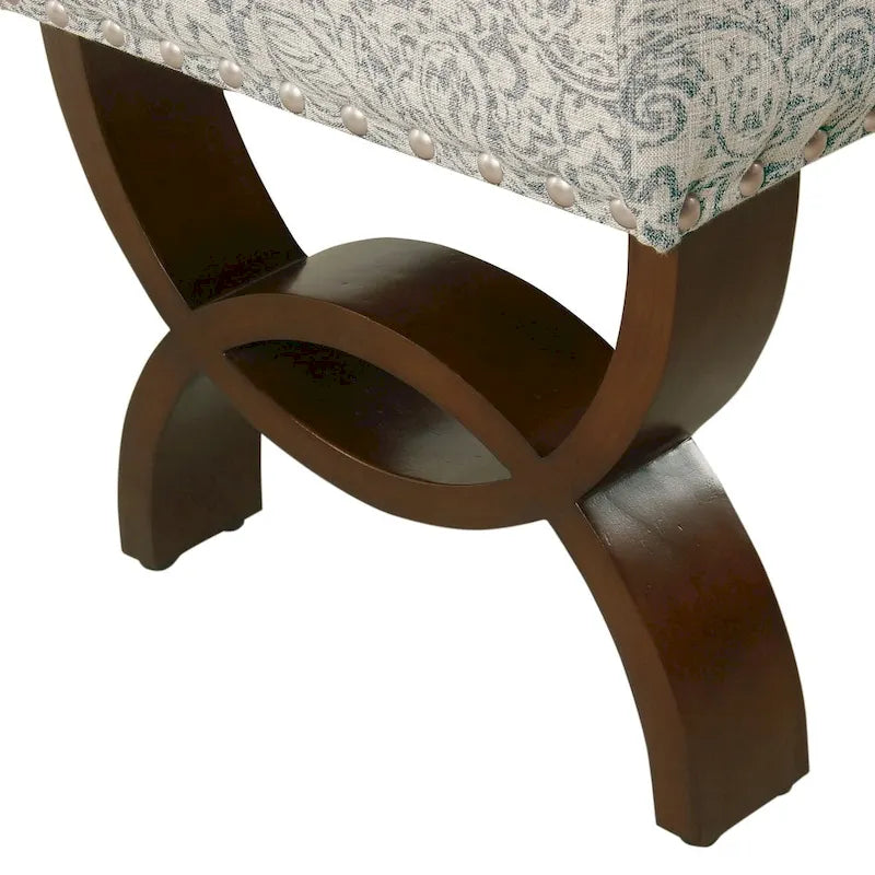 Banc capitonné, orné de rivets