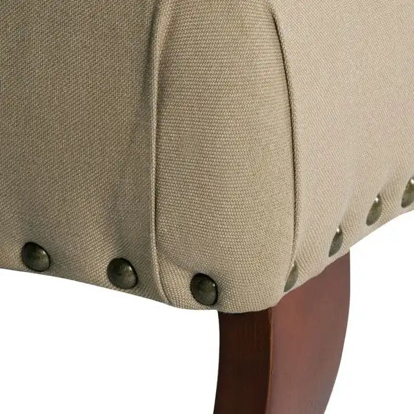 Banc capitonné, orné de rivets