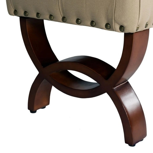 Banc capitonné, orné de rivets