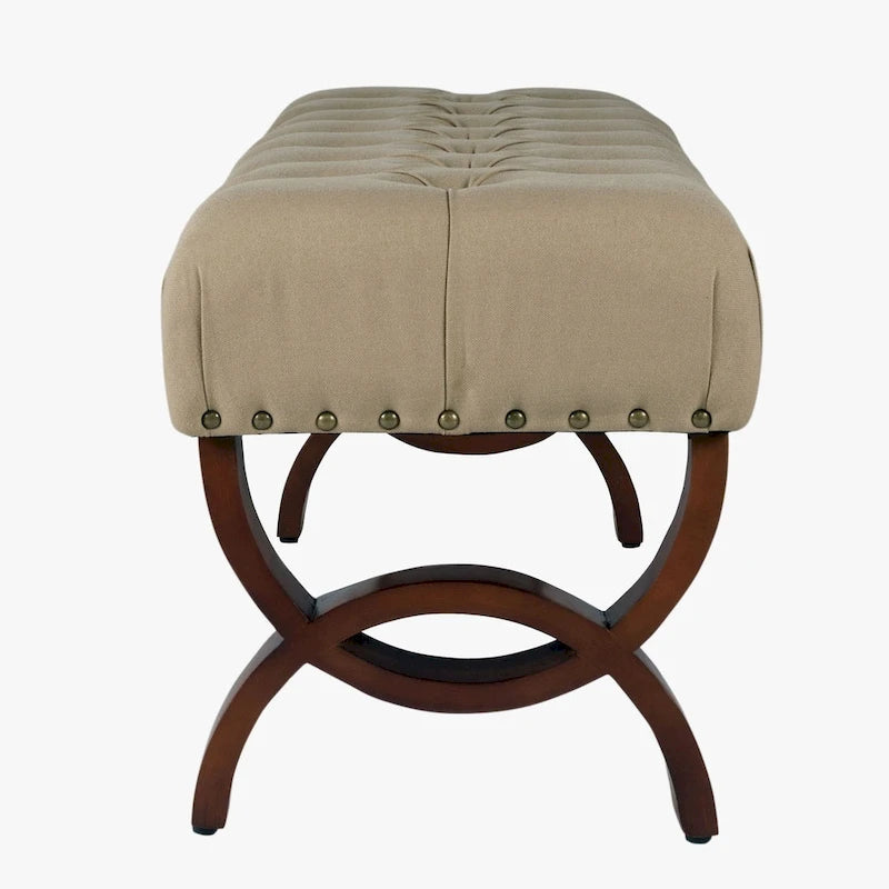 Banc capitonné, orné de rivets