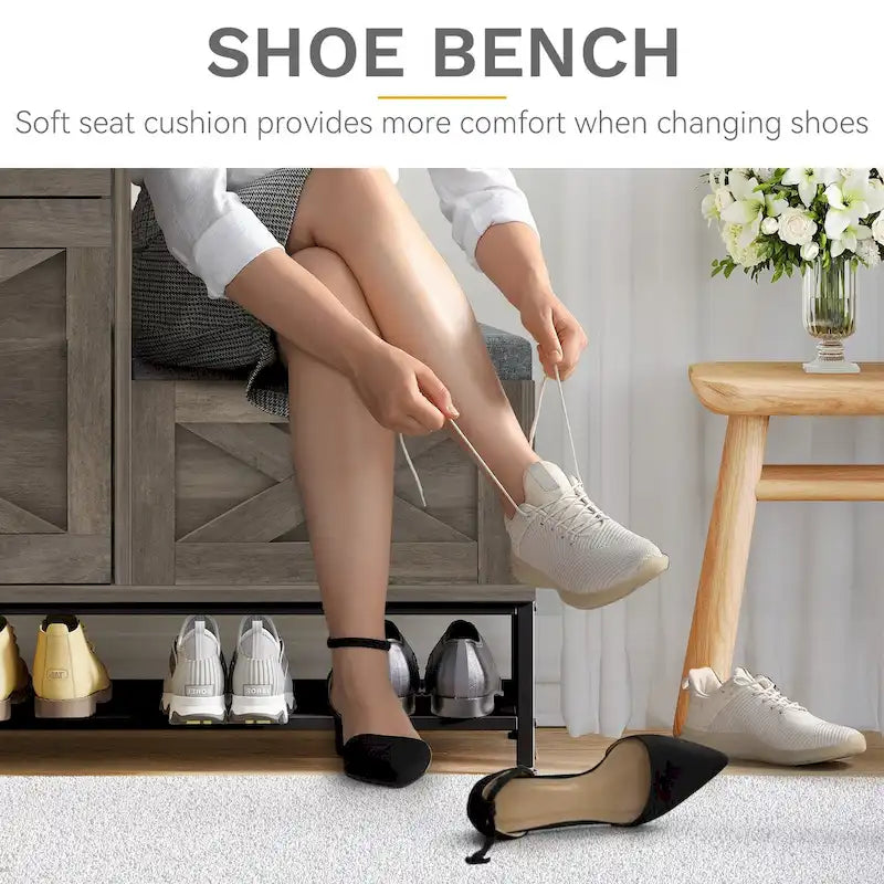 Un meuble à chaussures de style campagnard avec un banc à chaussures