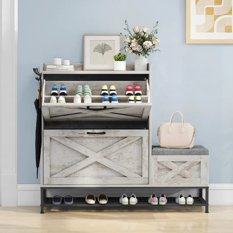Un meuble à chaussures de style campagnard avec un banc à chaussures